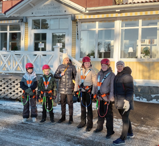 En grupp barn som ska åka linbana.