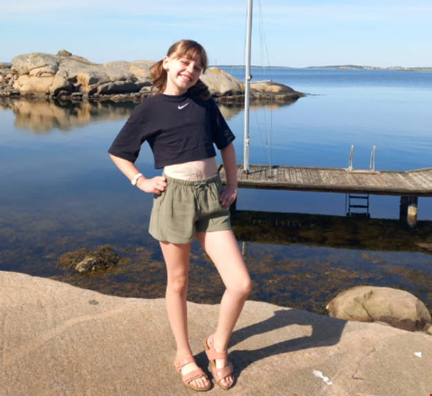 Bella står framför bryggan.