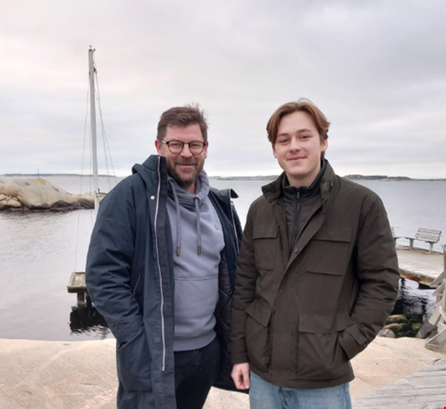 Samuel och Noa står på bryggan.