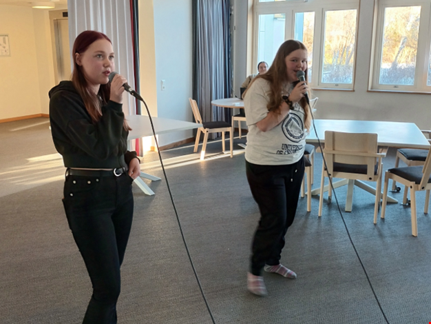 Två flickor sjunger karaoke.