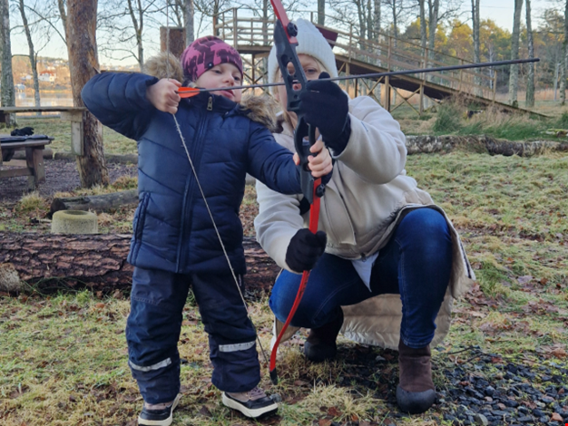 Flicka som tränar bågskytte.