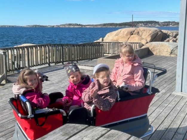 Barn  i kompisbussen.