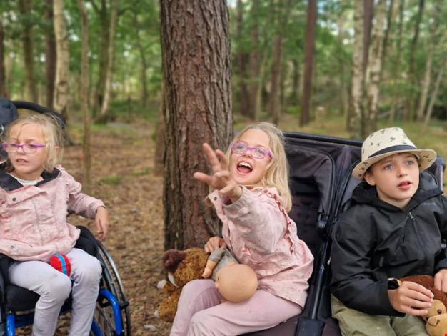 Tre barn i skogen.