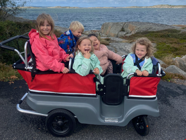 Flera barn åker kompisbussen. 