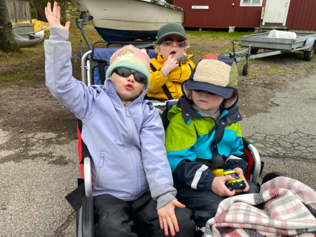 Tre barn åker i kompisbussen.