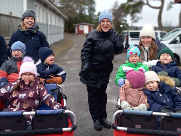 Ett stort gäng i kompisbussarna.