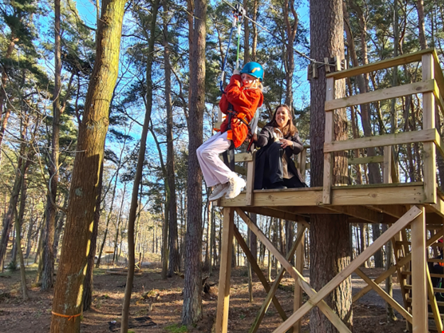 Flicka åker zipline.