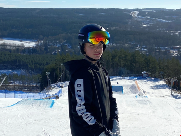 Seth åker skidor.