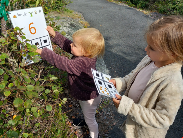 Två barn går en poängpromenad.