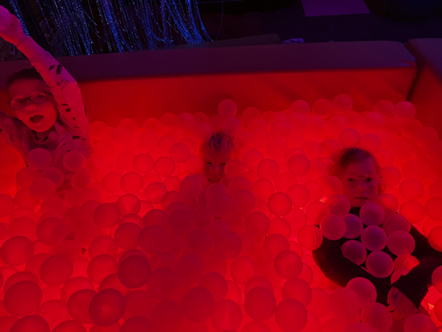 Tre barn badar bollhav. 