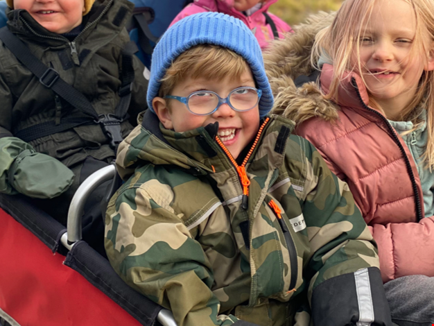 Flera barn åker i kompisbussen.