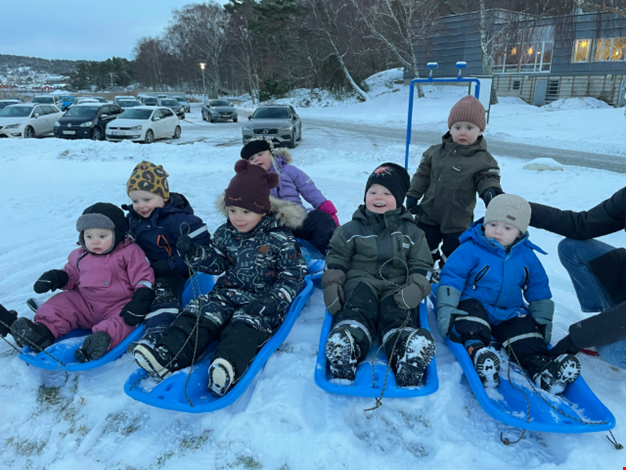 Barn som åker pulka.