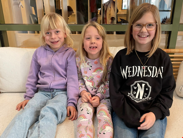 Iris och två kompisar under familjevistelsen.