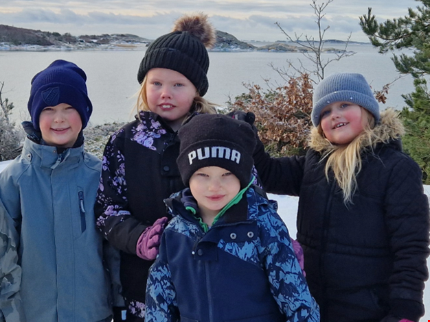 Barn som är ute i snön.