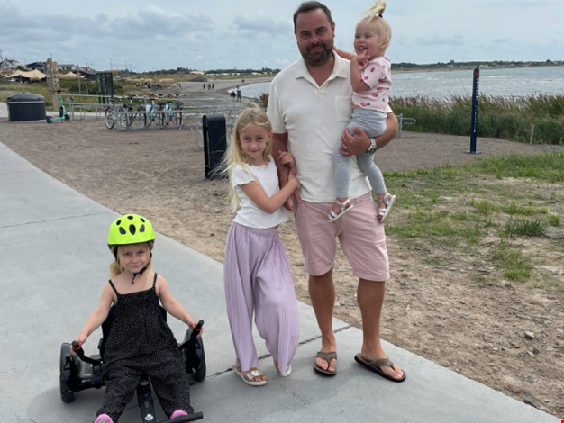 Penny sitter på sin hooverboard.