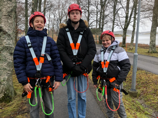 Tre pojkar på väg till linbana.