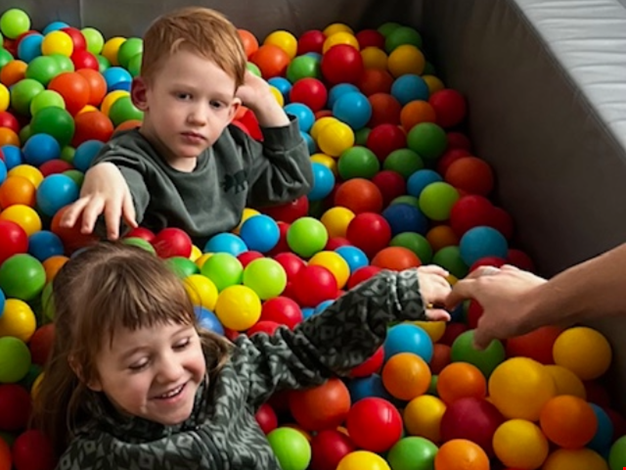 Två barn badar i bollhavet.