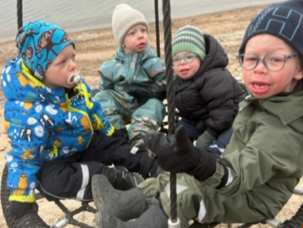 Barn gungar i kompisgungan.