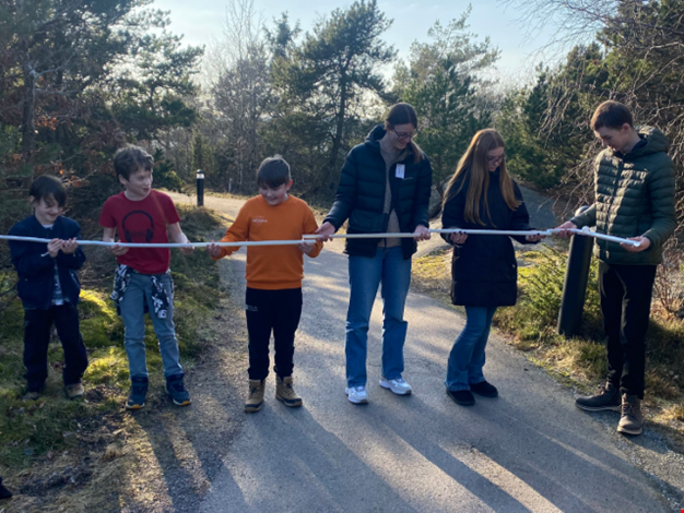 Barn som leker en samarbetslek.