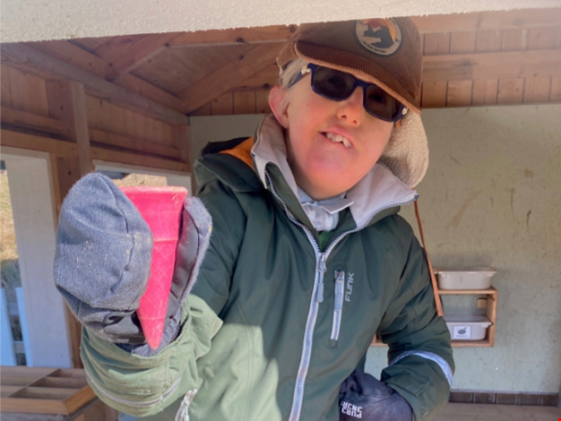 Barn som serverar en låtsas-glass.