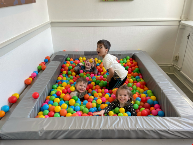 Barn som leker i ett bollhav.