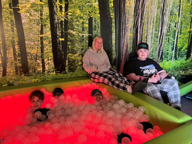 Många barn ligger i ett bollhav.