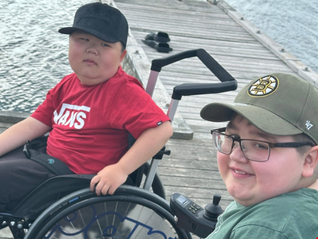 Två pojkar i rullstol på bryggan.