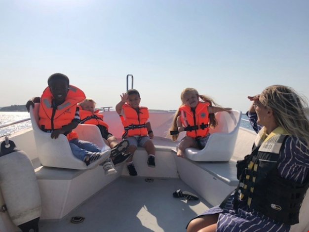 Barn som åker båt.