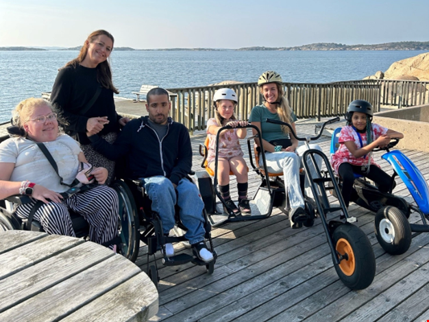 Flera personer på en brygga.