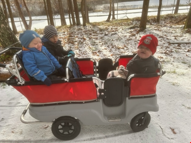 Tre barn på tur i kompisbussen.