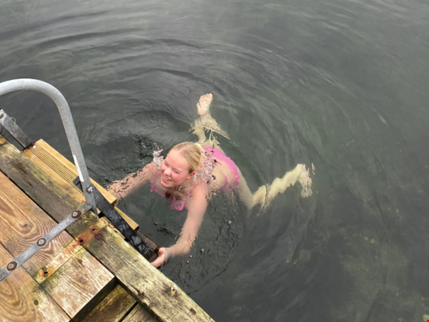 Flicka som vinterbadar.