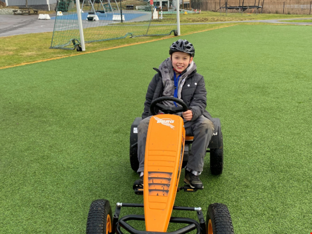 Pojke åker lådbil.