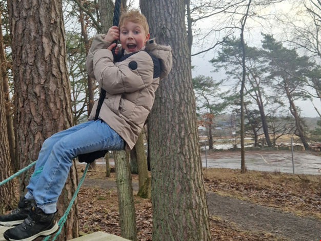 Pojke åker linbana.