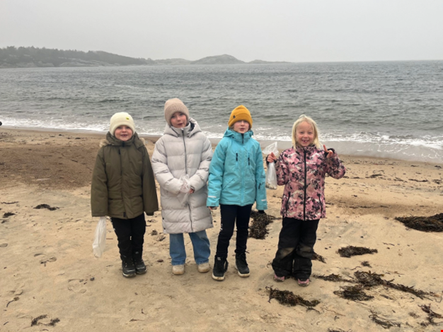 Fyra barn på stranden.