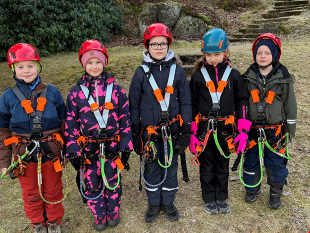 Fem barn iklädda sele.