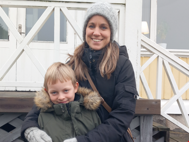 Emma och Sam framför Gula huset på Ågrenska.