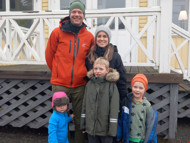 Familjen Lindsten framför Gula huset på Ågrenska.