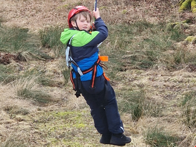 Pojke åker linbana.