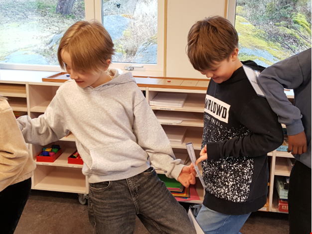 Barn som leker en lek.