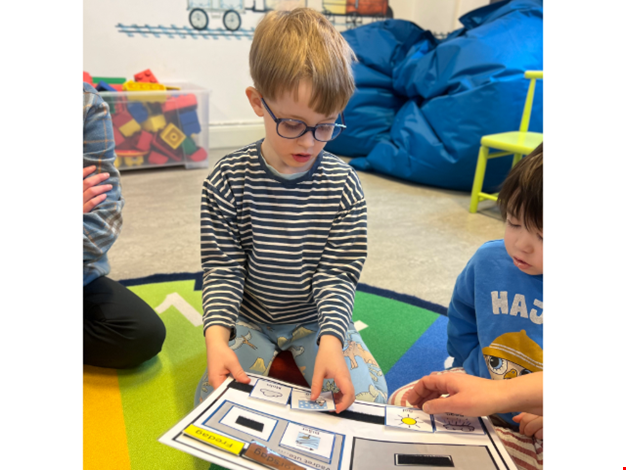 Pojke tittar på väderkarta.