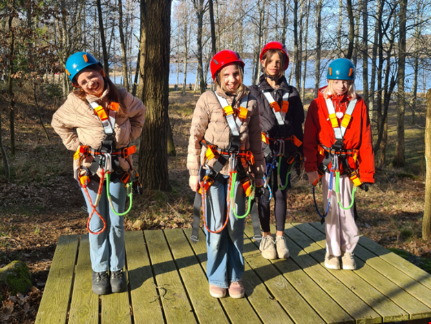 Fyra barn iklädda sele.