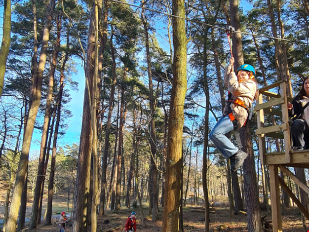 Flicka åker zipline.