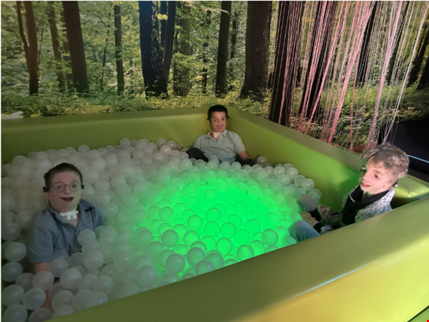 Tre barn i bollhavet.