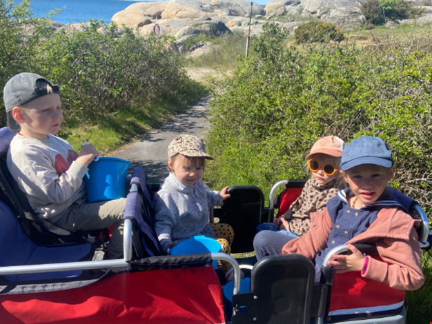 Barn åker i kompisbussen.