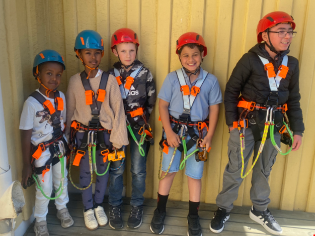 Barn i sele redo för linbana.