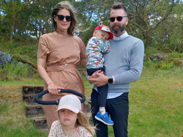 Mamma Sarah, lillebror Lowe, pappa Christoffer och Olivia på Ågrenska.