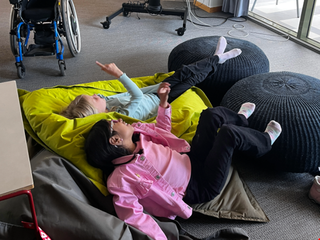 Olivia tillsammans med sin kompis Anayah på Ågrenska.