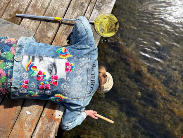 Lisa fiskar krabbor på Ågrenskas brygga.