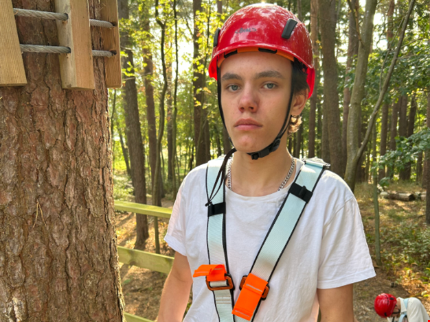 Sigge står iklädd sele vid Ågrenskas linbana.