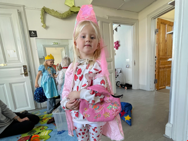 Liv utklädd till en prinsessa.
